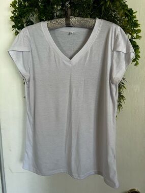 Women’s V-Neck Short Sleeve Top - White